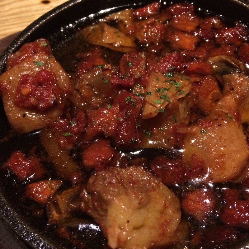 牛すじ肉とトマトのアヒージョ(KICHIRI 新宿)