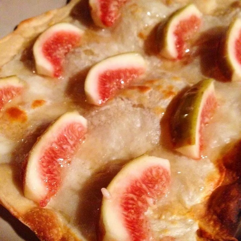 いちじくとチーズのフラムクーヘン(HEJIRA)