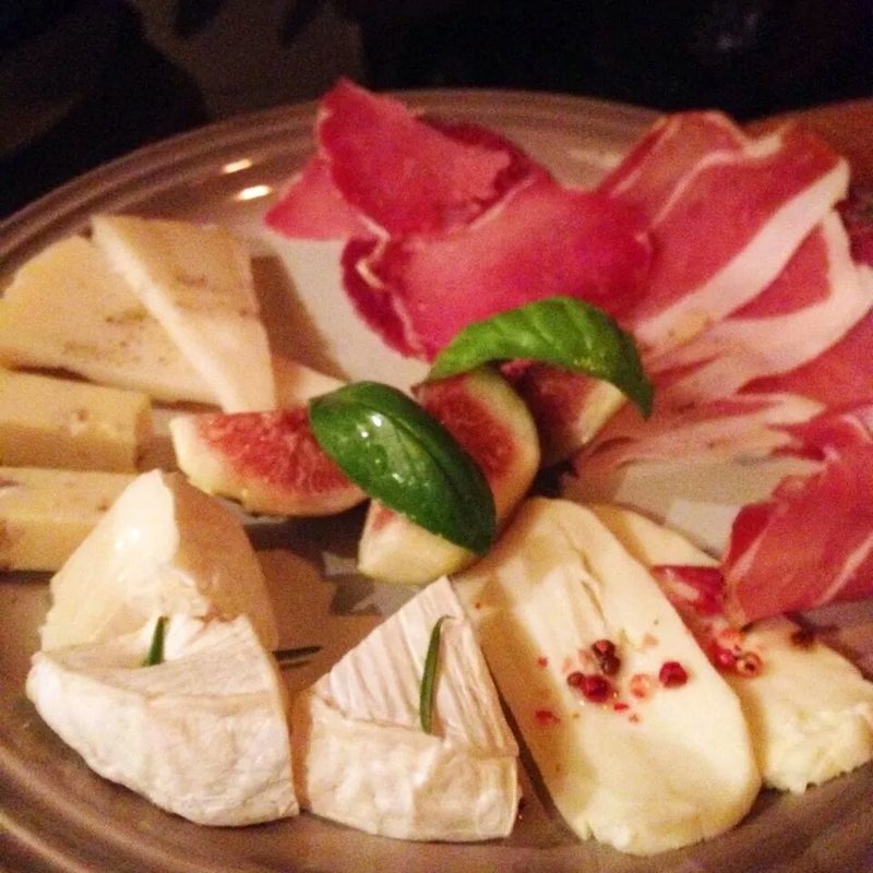 生ハムとチーズの盛り合わせ(HEJIRA)