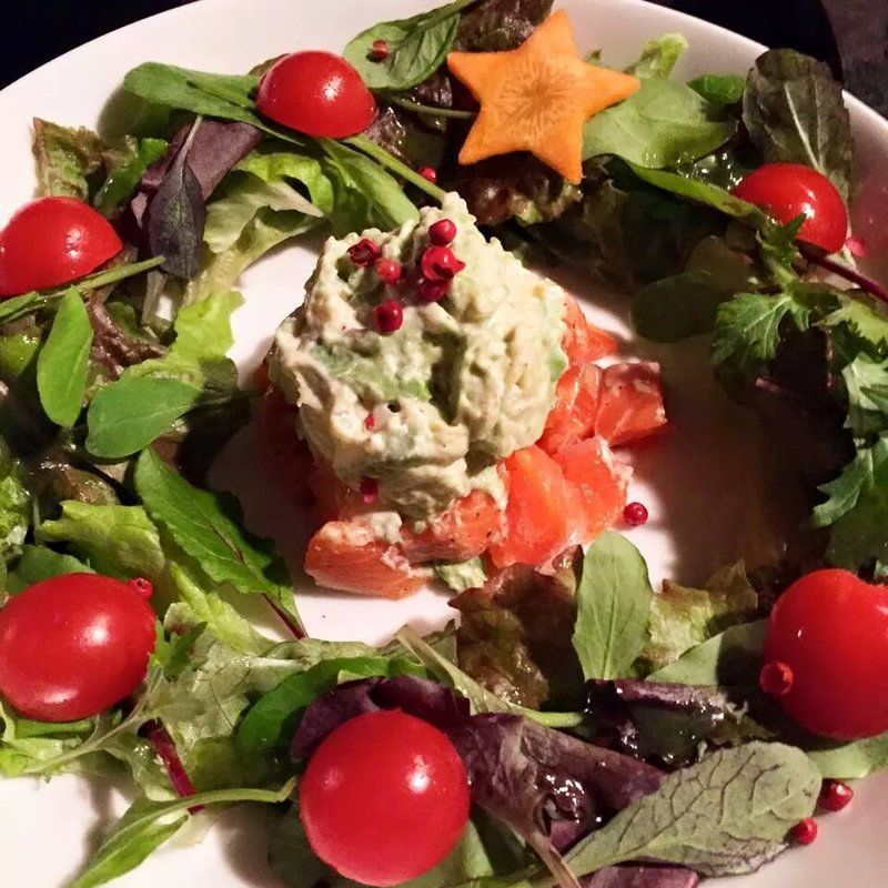 サーモンとアボカドのタルタルソースサラダ仕立て(HEJIRA)