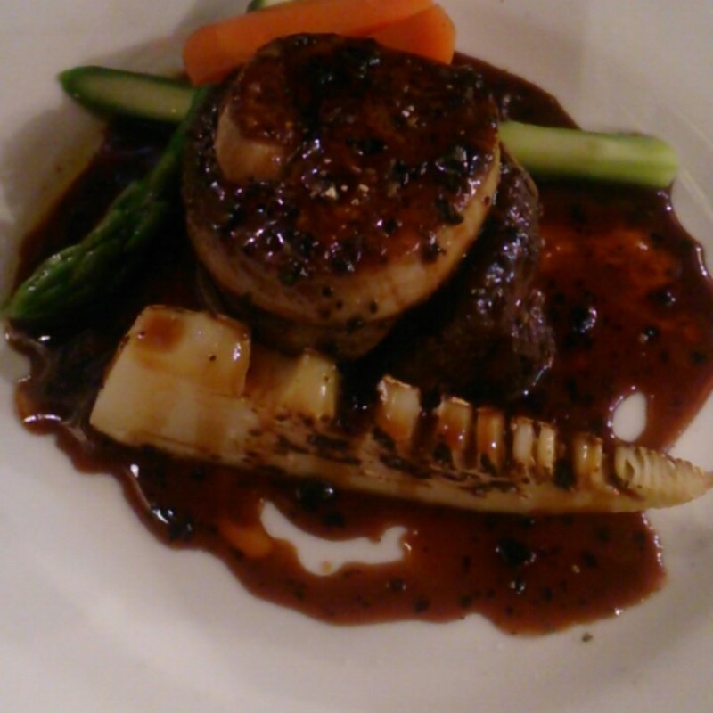 牛フィレとフォアグラのロッシーニ(グレーヌマルシェ　野毛店)