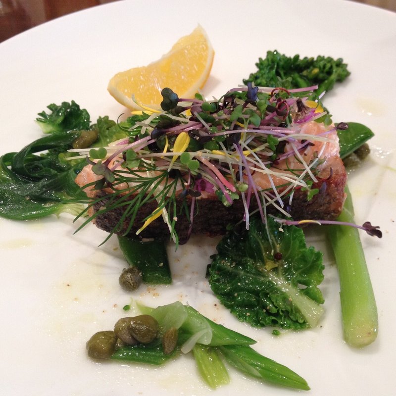 鮭のポアレと春野菜のエチュベ(ワッシーズダイニング・スープル)