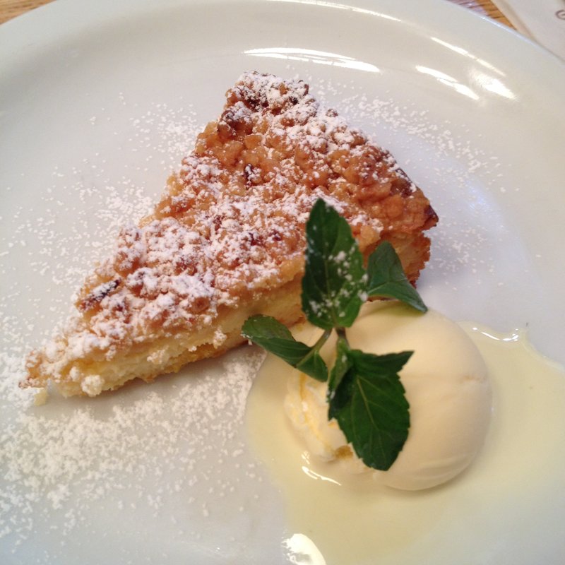 りんごのクランブルケーキ(つばめグリル アトレ恵比寿店)