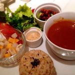 玄米プレート（根菜コロコロサラダ、有機野菜のトマトカレー、きゃうりと大豆のサラダ）(Natura Vita （ナチュラ　ビータ）)