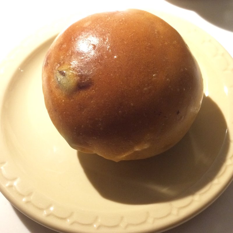 丸いレーズンパン(ロータスバゲット 中目黒ロータス （Lotus baquette）)