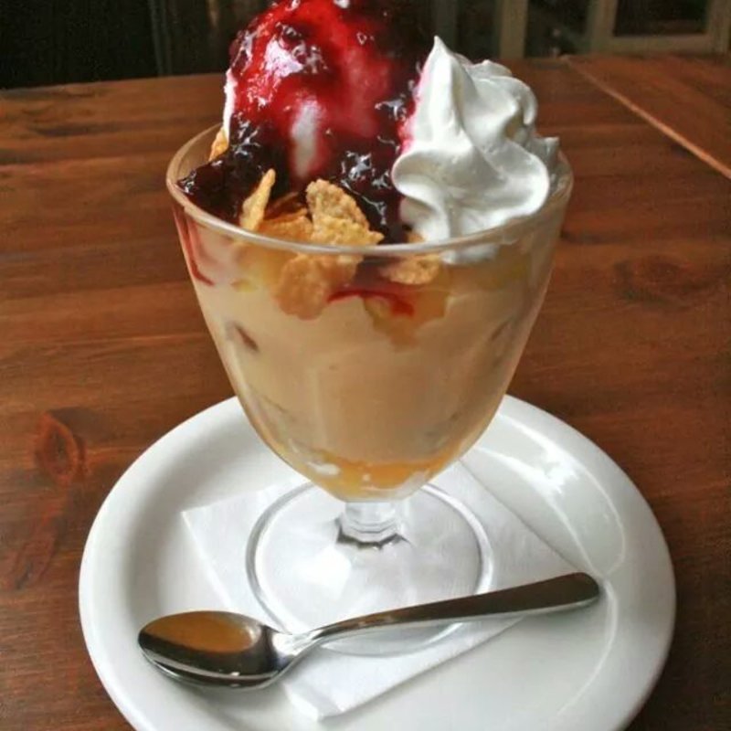 ブルーベリーのパフェ(りべるた食堂 )