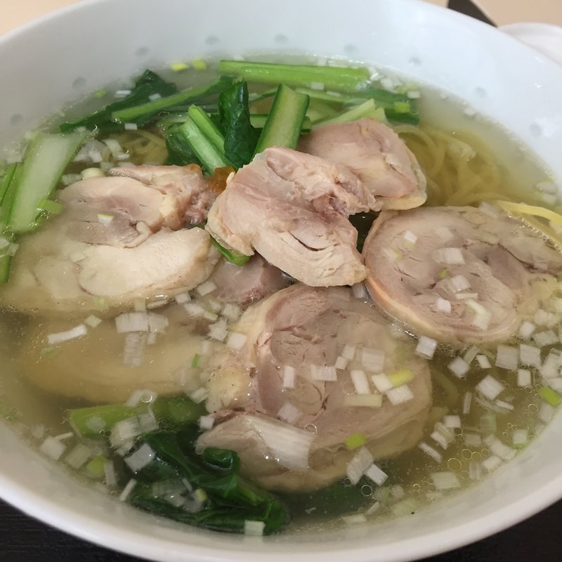 蒸し鶏の塩ラーメン(中華料理 海老専家 （エビセンカ）)
