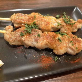 鶏モモ肉の串焼き(レンガ坂スペインバル siono)