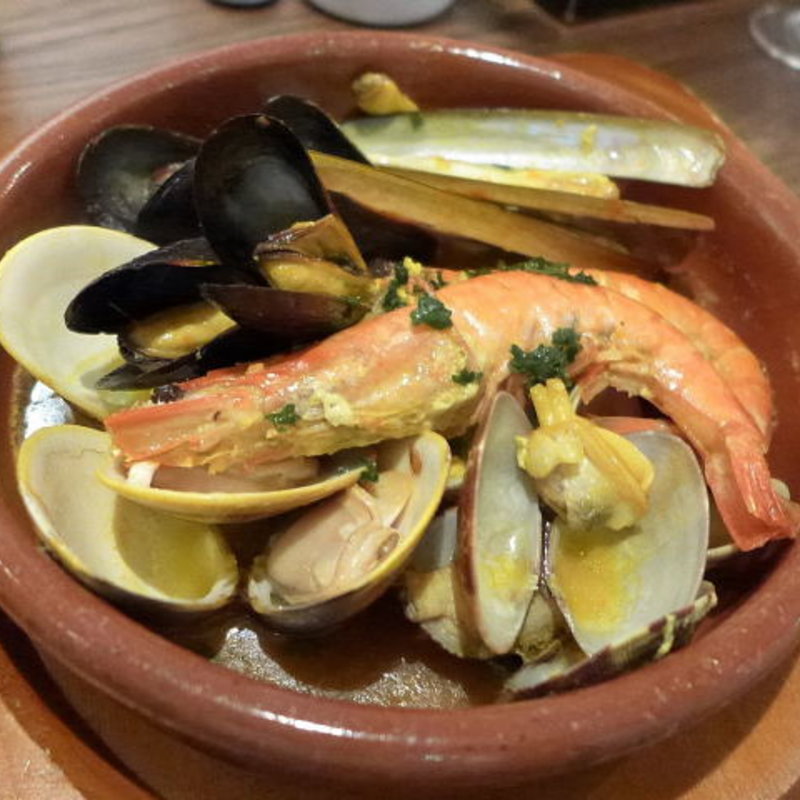 魚貝のシェリー酒蒸し(レンガ坂スペインバル siono)