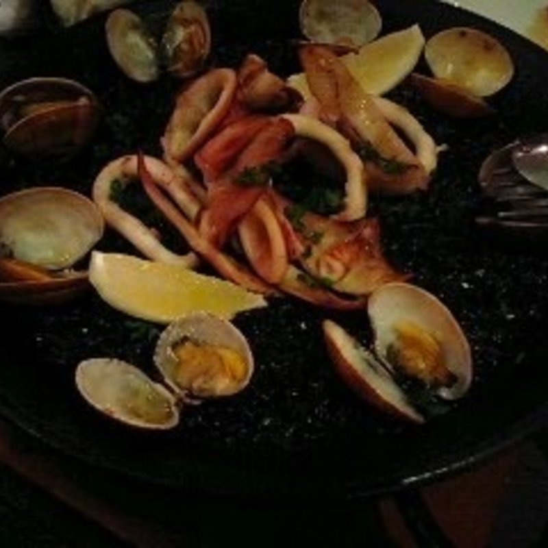 漆黒のイカ墨パエリア(レンガ坂スペインバル siono)