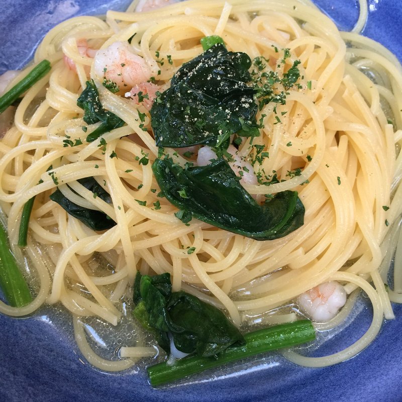 海老と フレッシュトマトと ほうれん草のアーリオオーリオ(グローブガーデン・ナーノ)