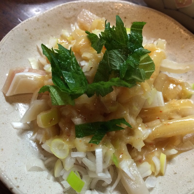 豚耳刺し(やきとり 仲屋)