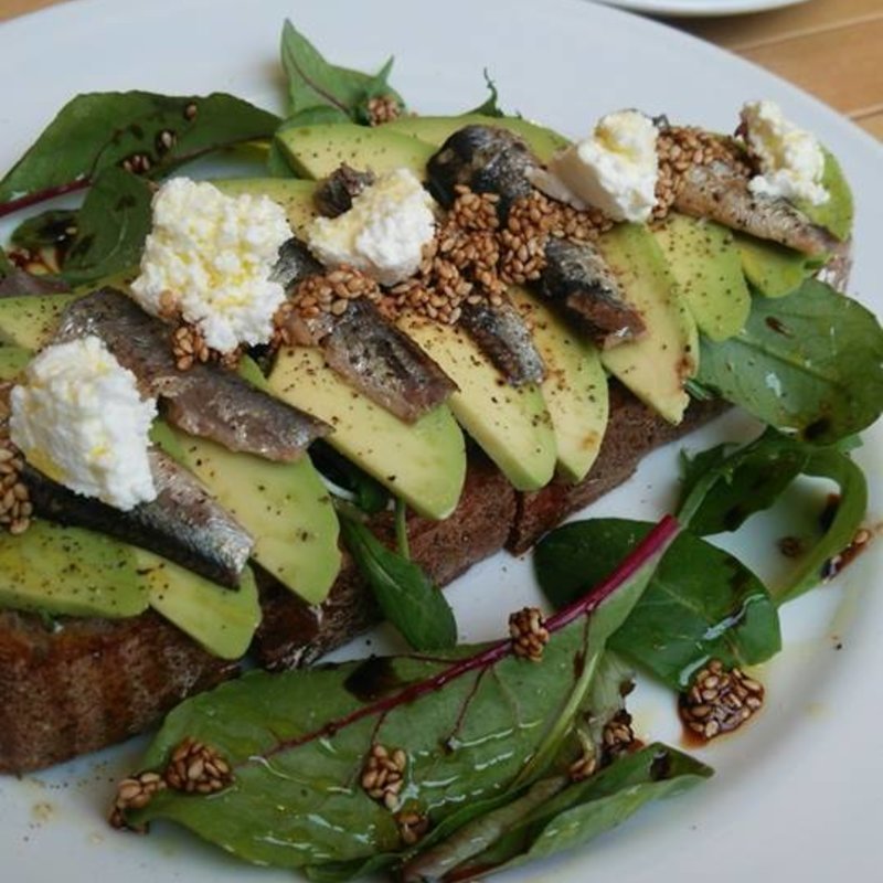 オイルサーディンとアボカドのオープンサンド(INTERIOR BOOKWORM CAFE)