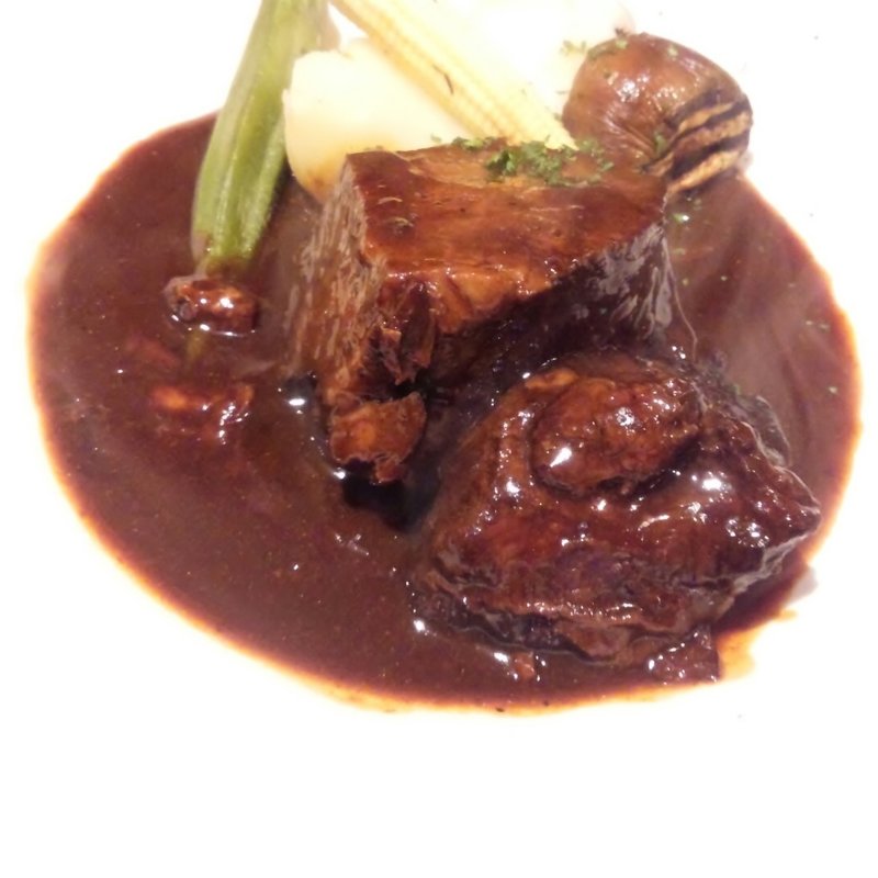 牛ホホ肉の赤ワイン煮込み(和インバル絵空)