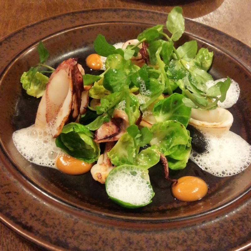 イカのソテーとイカスミのニョッキ　スパイシーなチョリソーのピューレ(MARKT )