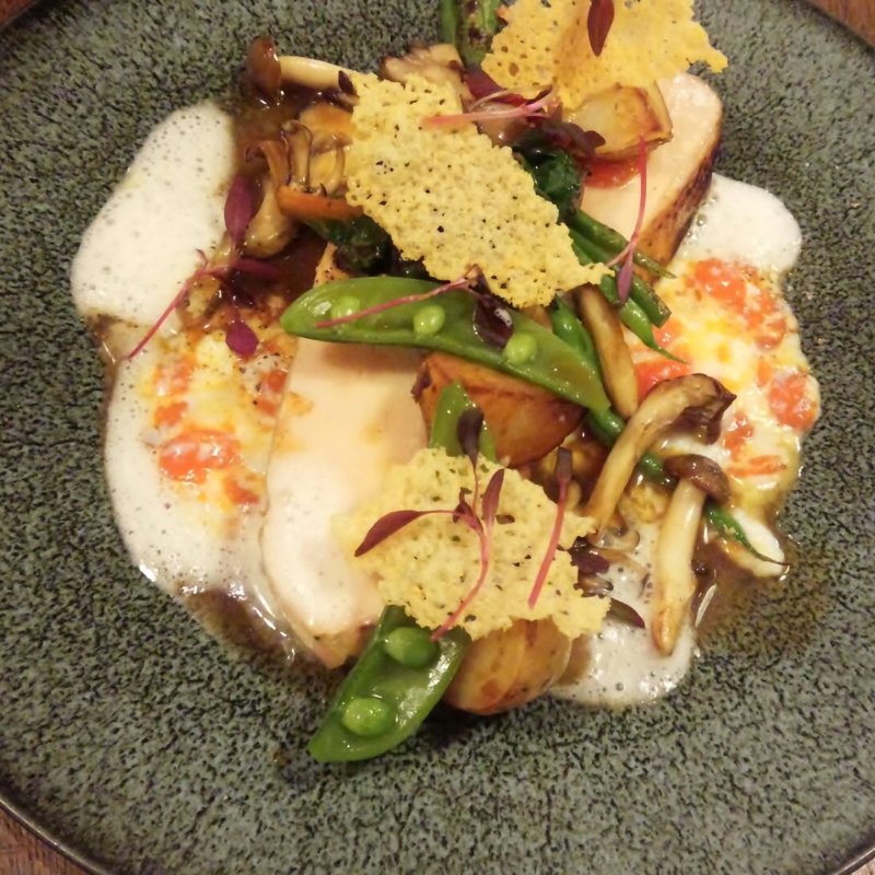 大山鶏のロースト　群馬平飼い卵の半熟とキノコのソテー、パルメザンチーズの香り(MARKT )