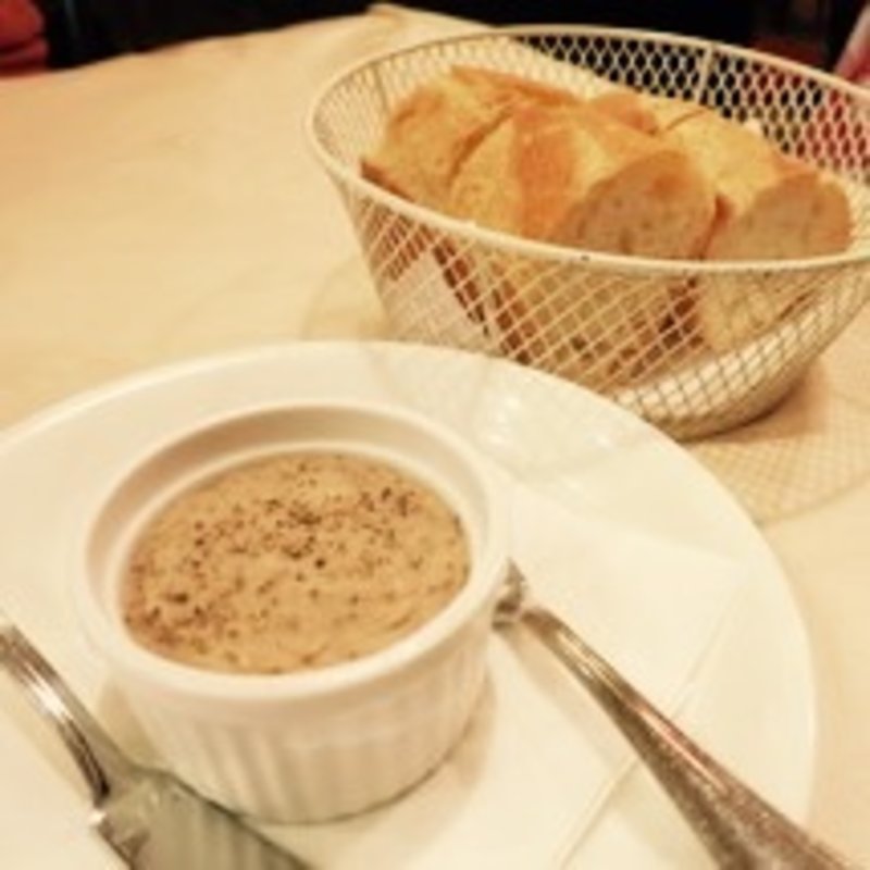 バゲットとパテ(パリのワイン食堂)