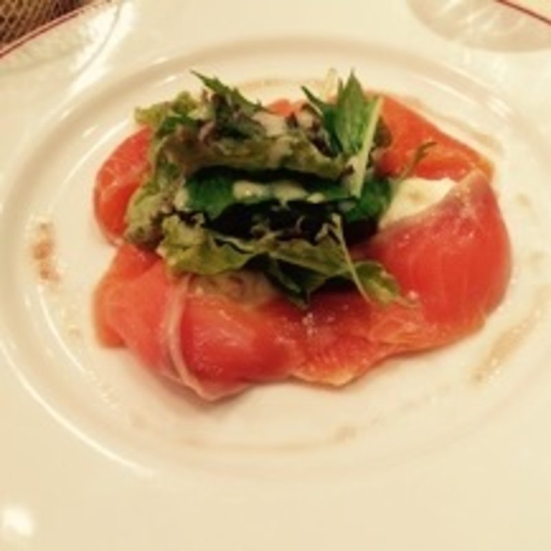 サーモンのマリネとモッツァレラ(パリのワイン食堂)