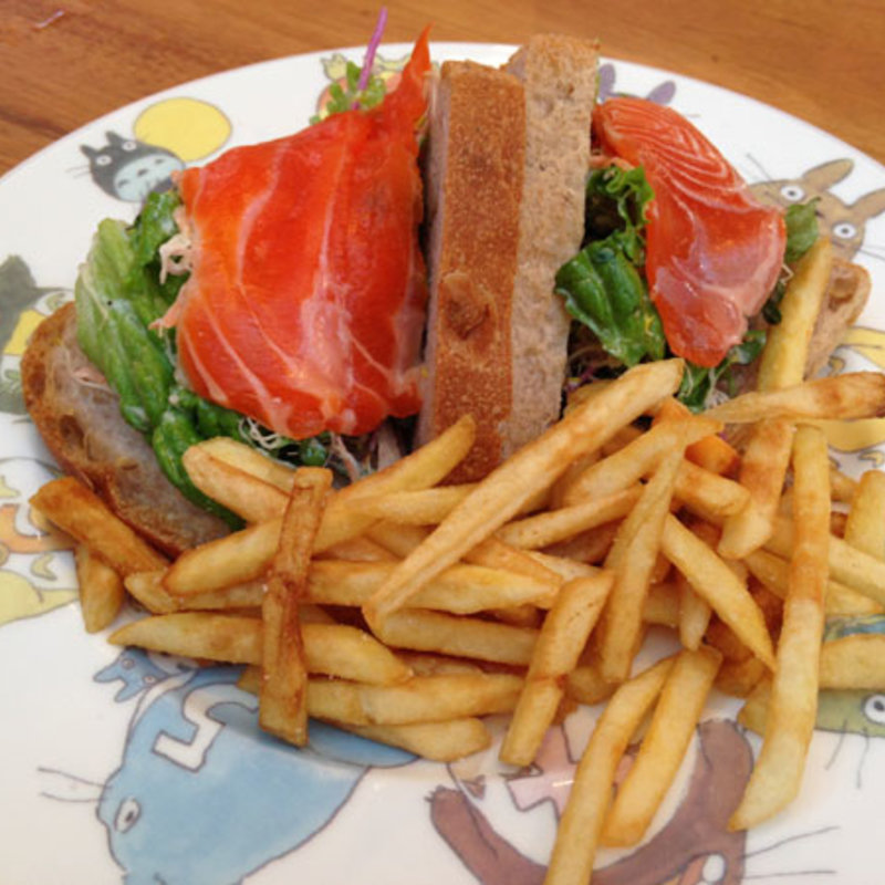 くるみパンのサーモンサンド(カフェ麦わらぼうし （カフェムギワラボウシ）)