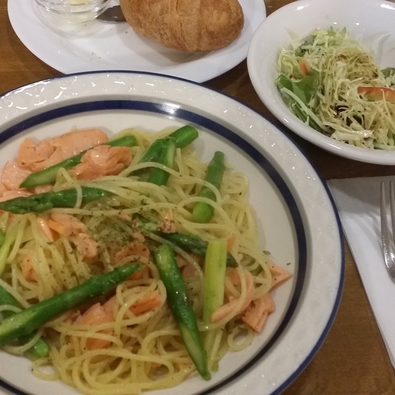 サーモンとアスパラのパスタランチ(バン)