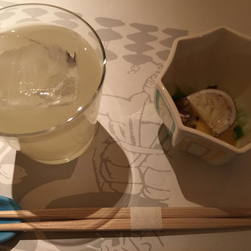 付き出しと柚子酒のロック(正弁丹吾亭)