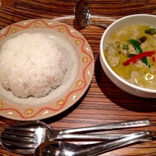 鶏肉のグリーンカレーと香り米(タイ屋台料理チャンパー 伊勢丹会館店)