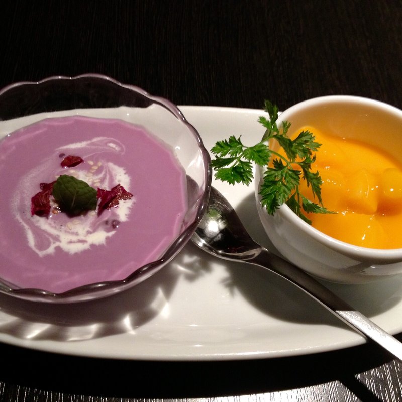 ムラサキ芋のババロアとマンゴープリン(創作中国料理 AKA)