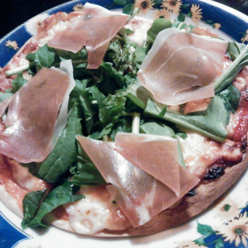 生ハムとルッコラの薄焼きピザ(水穂)