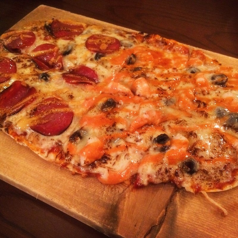 greenオリジナル炭火焼ピザ ハーフ＆ハーフ(チャコールグリル グリーン 石川町)