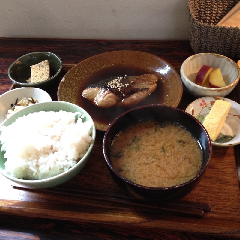 ぶりの照り煮(ニシクボ食堂)