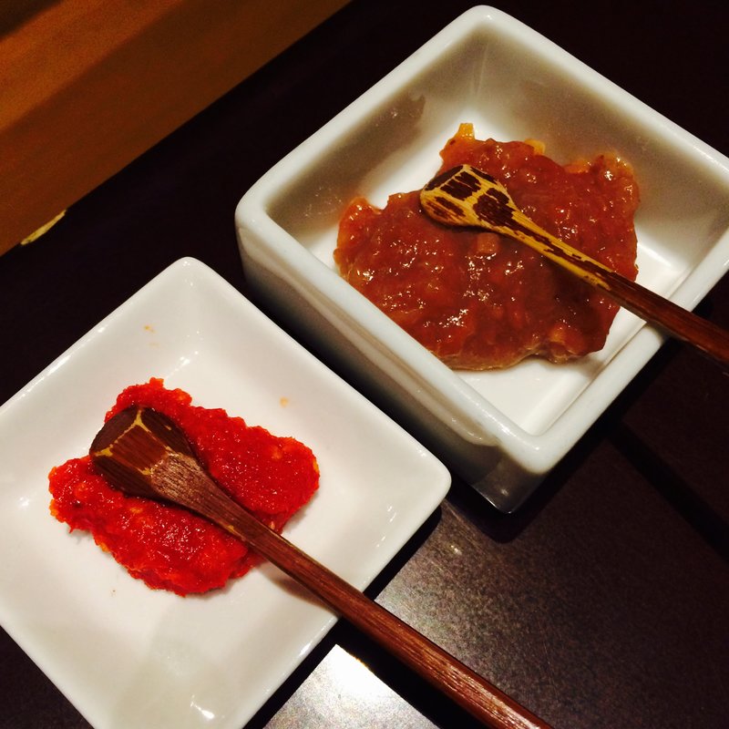 薬味の梅と柚子胡椒(肉の割烹 たむら)