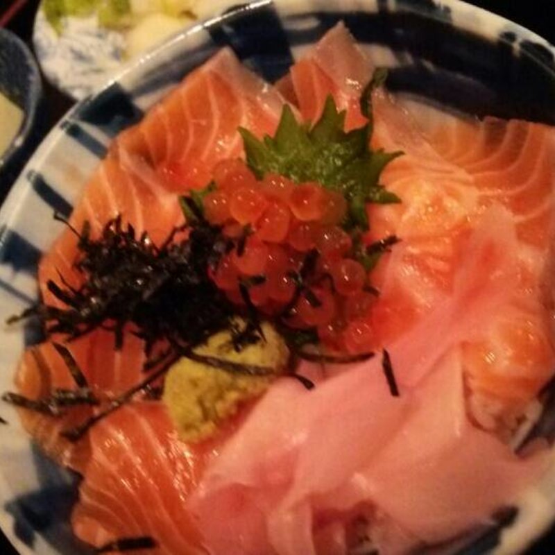 サーモン親子丼定食(うみブタ)