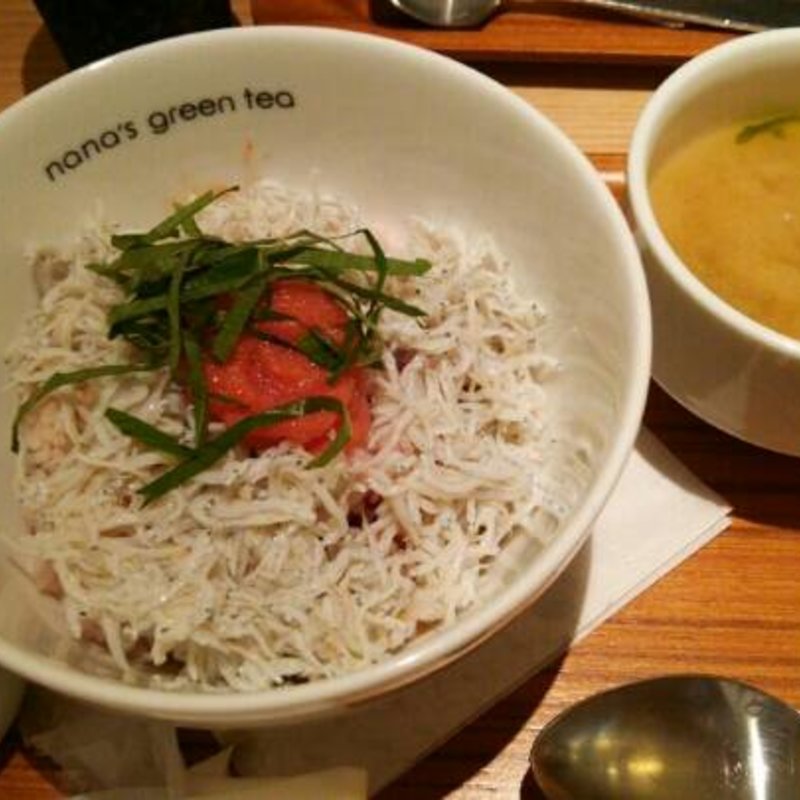 釜揚げしらすとたらこのどんぶり(nana's green tea 上野マルイ店)