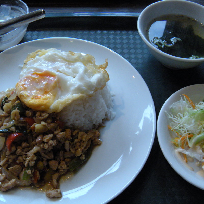 ガイ・ガパオ・ラー・カオ(セーン・タイ)