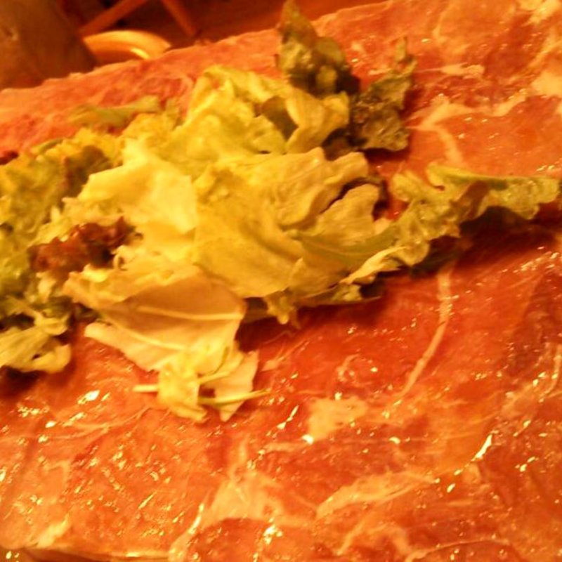 生ハムとサラミのてんこ盛り＋生野菜(ワインの酒場。ディプント桜橋店)