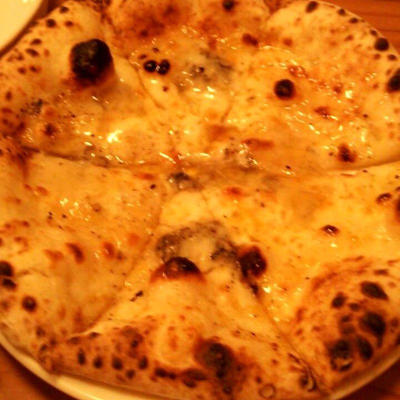 ゴルゴンゾーラチーズとアカシア蜂蜜のピッザ(ワインの酒場。ディプント桜橋店)