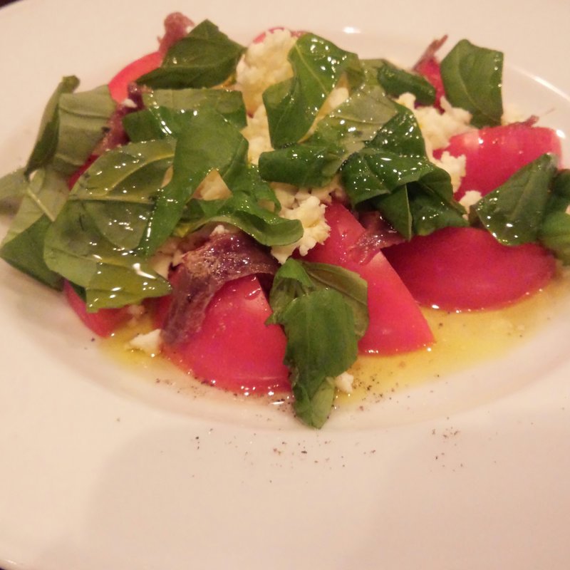 フルーツトマトとモッツアレラのサラダ(TRATTORIA 成城)
