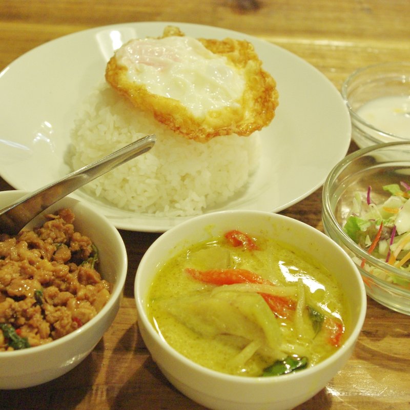 ミニグリーンカレーとミニガイガパオ(バンコク ピーナッツ食堂)