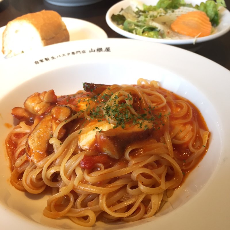 スモークチキンとモッツアレラチーズのトマトソース(山根屋 )