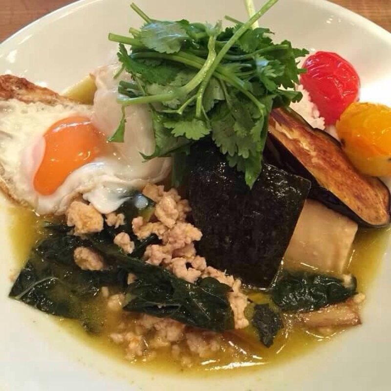 たっぷり野菜のグリーンカレー(Med.　～Wine＆Dining～ （メッド ワインアンドダイニング）)