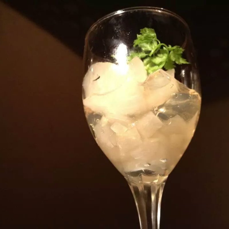 梨のコンポートと白ワインゼリー(すず)