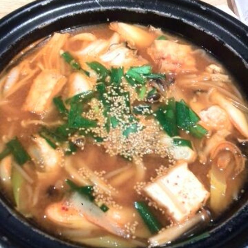 牡蠣チゲ鍋焼きのおうどん(麺匠の心つくし つるとんたん 羽田空港店)