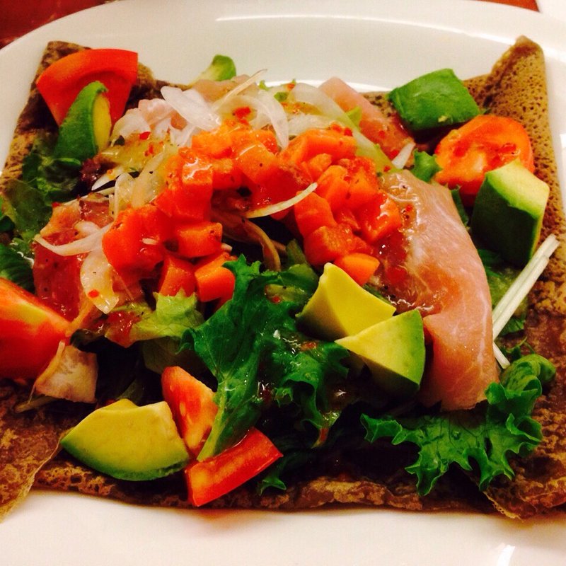 ガレット スモークサーモンと生ハムのフレッシュサラダ(サブリエ)