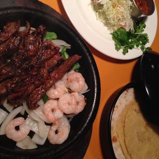 海老と牛肉のファヒータ(ガッツ・グリル 新宿店 )