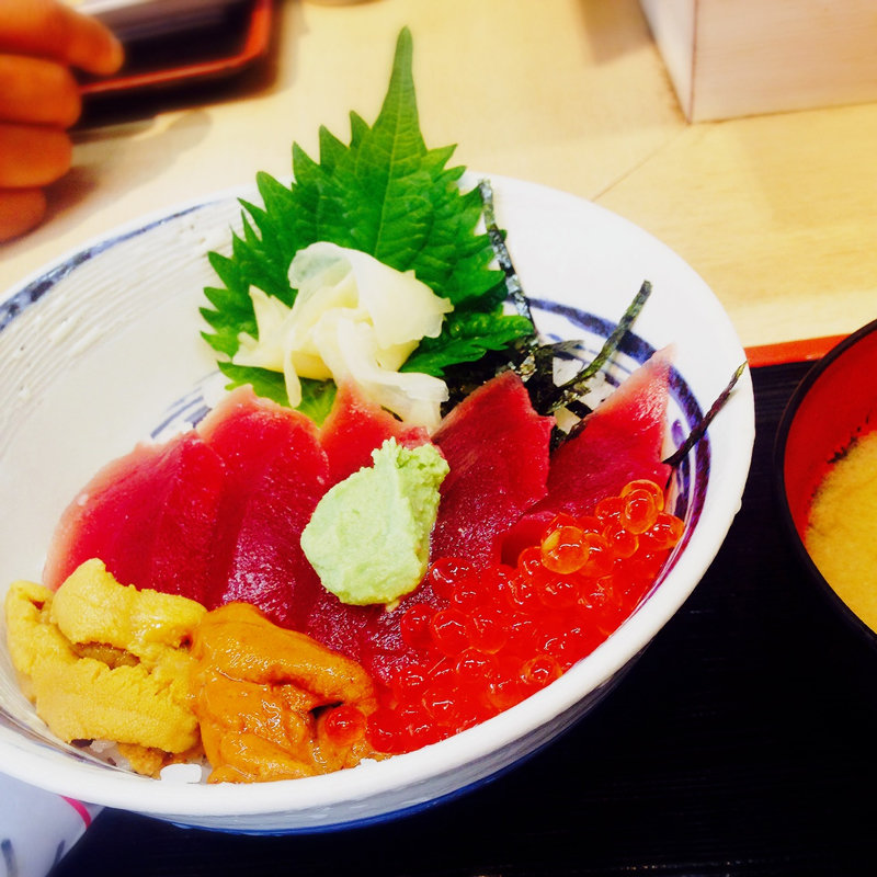 マグロとウニ丼1000円(鈴木水産)
