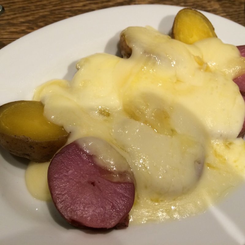 ジャガイモ2種のラクレットチーズがけ(十勝屋)