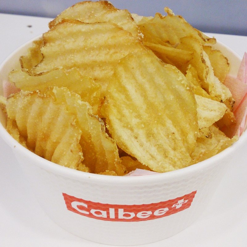 揚げたてポテトチップス（しおバター味）(カルビープラス 原宿竹下通り店 )