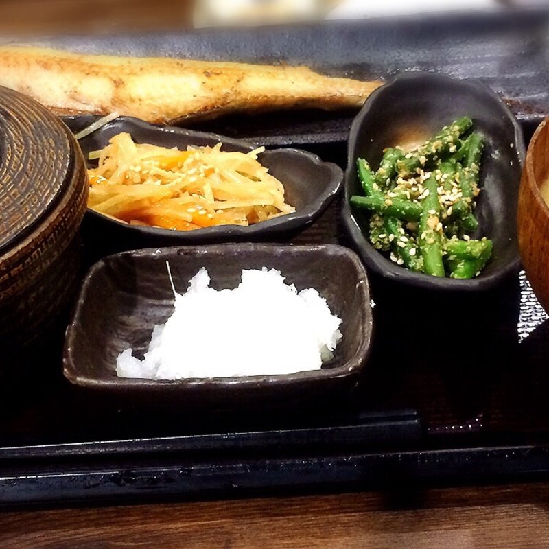 ほっけ定食半身(炭火焼干物定食 しんぱち食堂 新宿店)