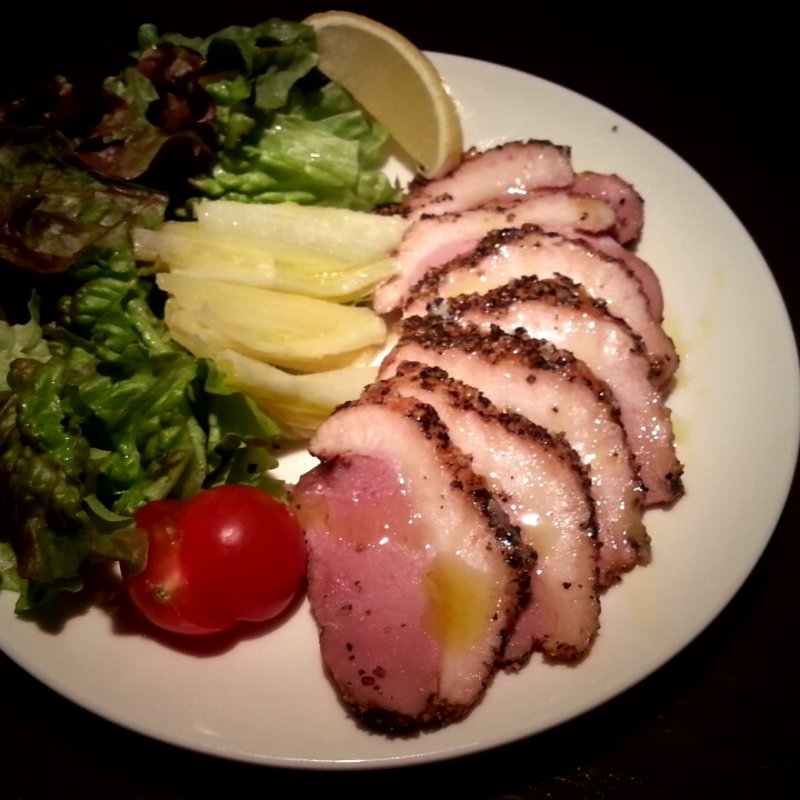 合鴨と長ネギの燻製黒胡椒焼き(オリーブレッドローズラウンジ)