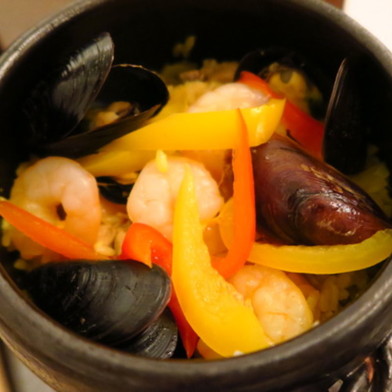 土鍋の炊き込みシーフードパエリア(MOZU )